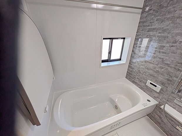 広々1坪タイプのゆったり浴室ユニットは 半身浴もゆっくり楽しめるベンチバス仕様。防カビ・抗菌素材なのもうれしい。 