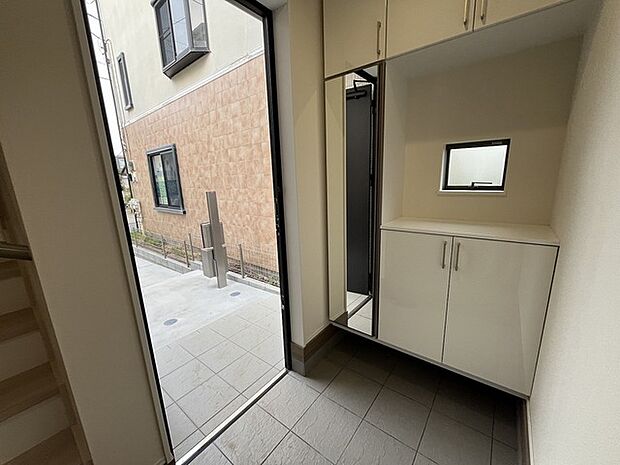 玄関を開けたらシューズボックス、使いやすい配置です。