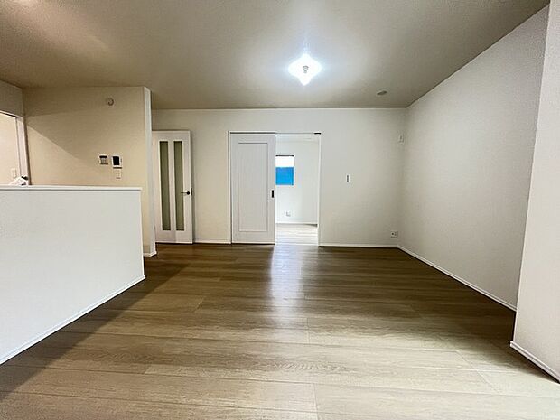 南側に大きな窓を配置、明るいリビングが出来ました。