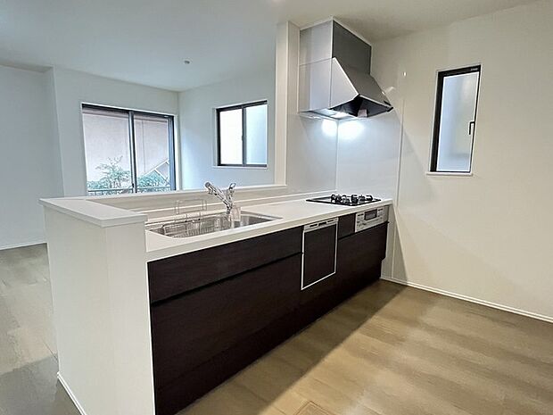 カウンターからはリビングが広く見渡せ、ご家族とのコミュニケーションも弾みます。