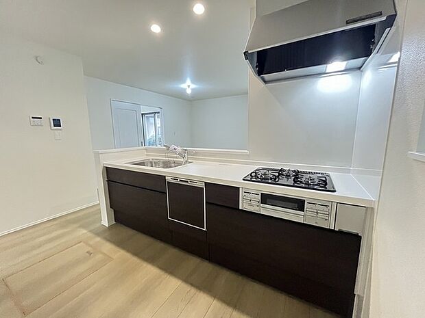 リビングで遊ぶお子様を見守りながらお料理ができる、対面キッチン。