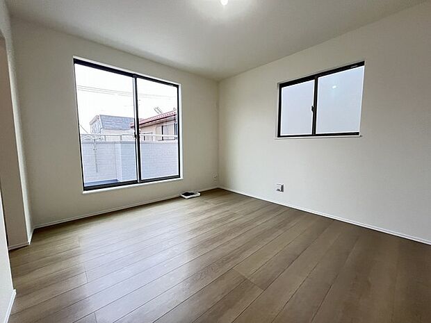 バルコニーからはたっぷりと太陽の光が舞い込みます。