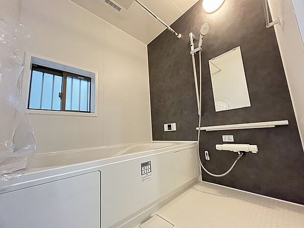 広々1坪タイプのゆったり浴室ユニット。防カビ・抗菌素材なのもうれしい。