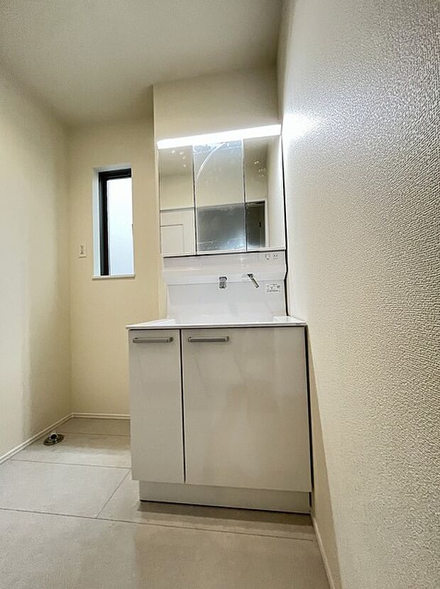 収納豊富な三面鏡付洗面化粧台。水回りのあれこれがキレイに収まりそうですね。