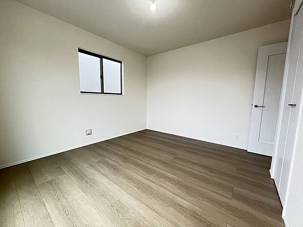 今からここを誰のお部屋にしようか、そんな洋室。