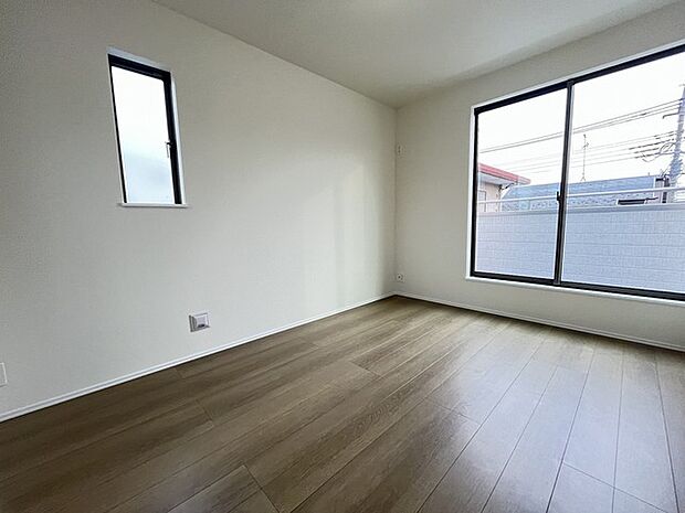 南向きの大きな窓から、たっぷりの陽射しが射し込みますね。