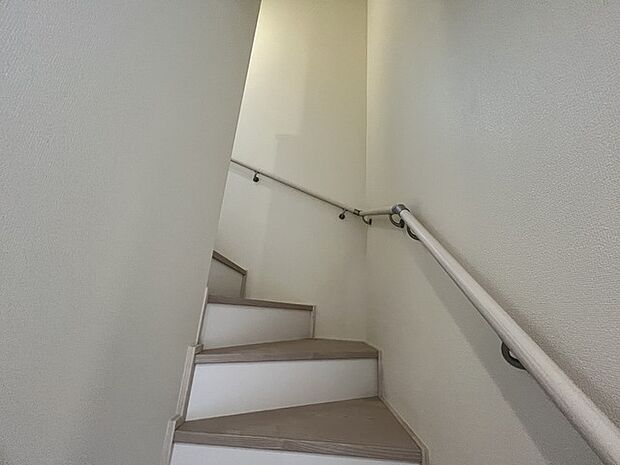 安心安全な手すり付き階段