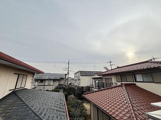 前面の住まいとの距離感があるから、圧迫感を感じません。