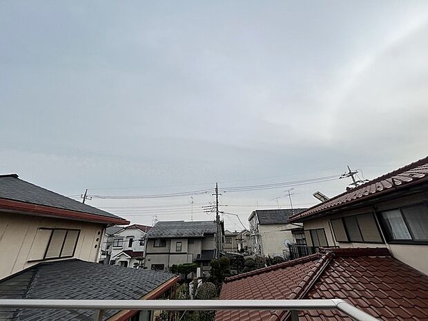 あたりには住宅を中心とした建物が広がります。