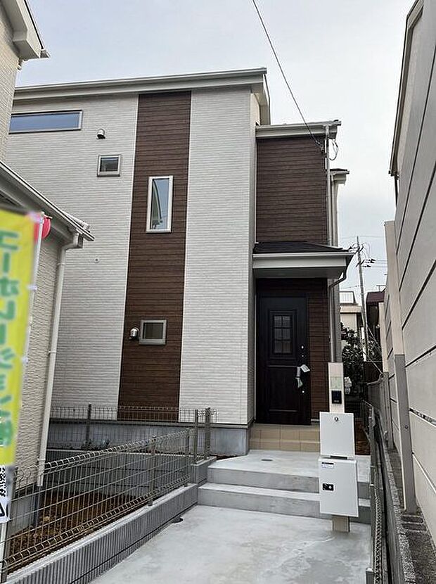 新築の玄関扉。きっと今のお家より重厚感が違います。