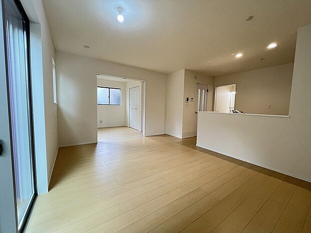 南側に大きな窓を配置、明るいリビングが出来ました。