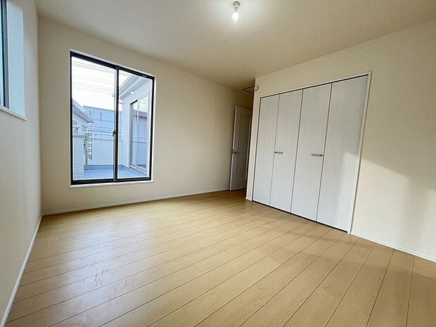 広々バルコニーから、たっぷり太陽の恵みが得られます。