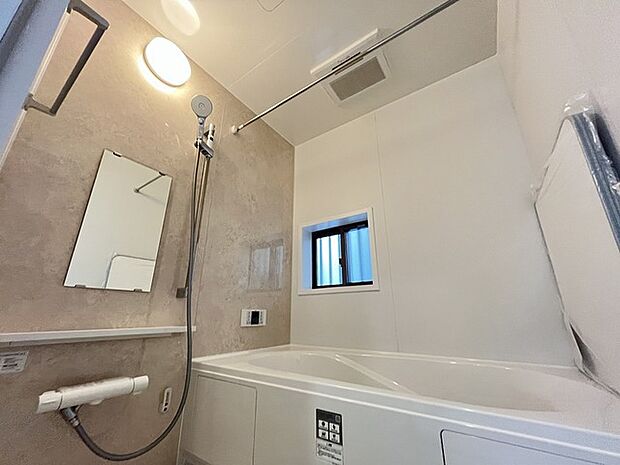 広々1坪タイプのゆったり浴室ユニット。防カビ・抗菌素材なのもうれしい。