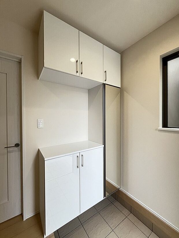 玄関をスッキリ整理。いつも気持ち良く使える玄関収納ボックス付き。