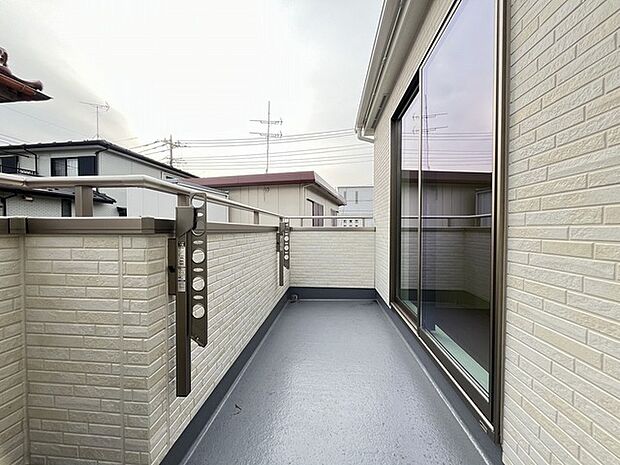 らくらくお洗濯を助ける広いバルコニー。