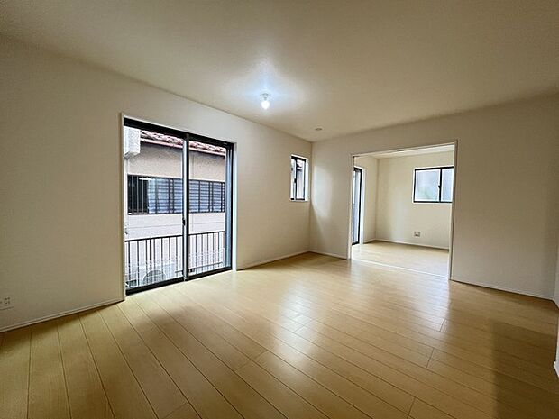 南面に広がるワイドバルコニー、明るい空間でのびのび過ごせるプランです。