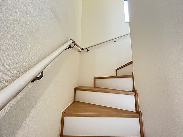 安心安全な手すり付き階段