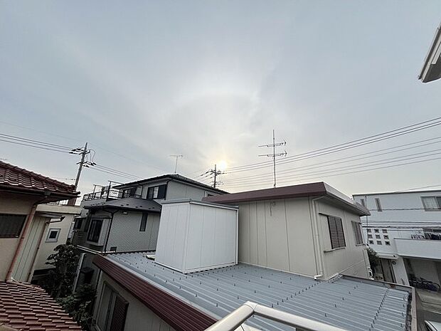 前面の住まいとの距離感があるから、圧迫感を感じません。