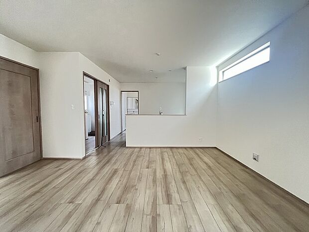 リビング空間とダイニング空間とか使い分けやすい間取り配置。対面式でキッチン立つ人の視界も良好です。