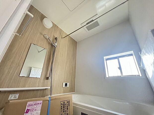 広々1坪タイプのゆったり浴室ユニット是非、足を伸ばして入って欲しいタイプのユニットバス。疲れの取れ方が違うかも。防カビ・抗菌素材なのもうれしい。