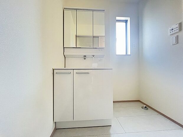 収納豊富な三面鏡付洗面化粧台。水回りのあれこれがキレイに収まりそうですね。