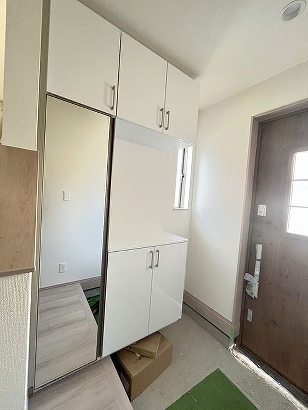 靴がしっかり収まるから、散らかりがちな玄関もスッキリ。