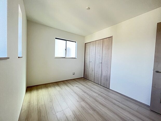 住宅街の2階南向きのお部屋、日当たりはご覧のとおり良好です。