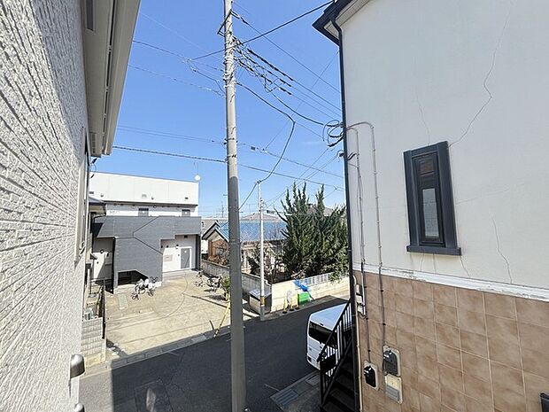 住宅街の中の一戸建て、あたりはほとんど住宅です。