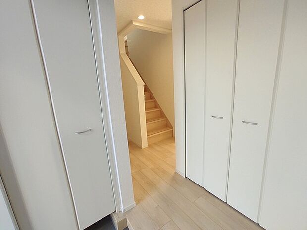 玄関を開けたらシューズボックス、使いやすい配置です。