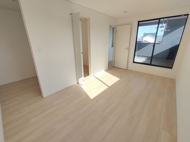 バルコニーからはたっぷりと太陽の光が舞い込みます。