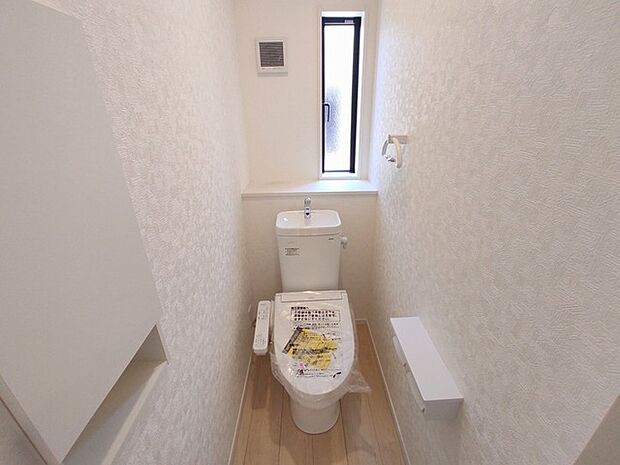 注目度の高いお手洗い。ちゃんとウォシュレット機能ついてます。