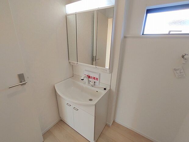 収納豊富な三面鏡付洗面化粧台。水回りのあれこれがキレイに収まりそうですね。