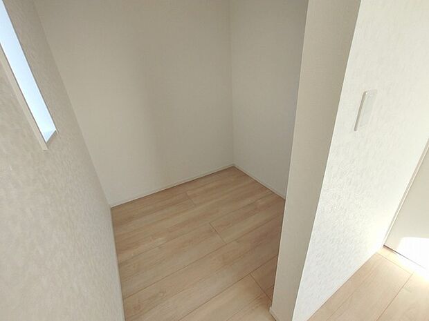 季節物の衣類もスッキリ収納できる、ウォークインクローゼット。