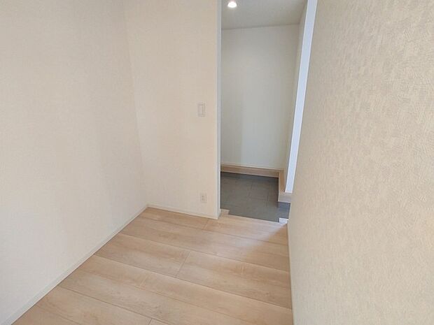 玄関横にシューズインクローク付き、雨具や三輪車を置いても余裕の広さ。