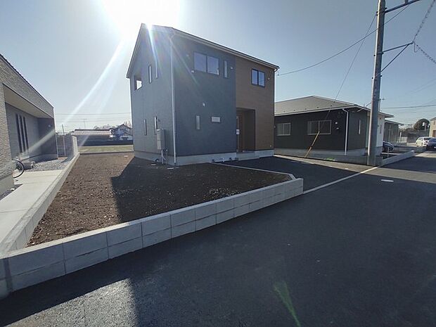 小さなお庭はメンテナンスが楽でちょうど良いかも知れませんね。