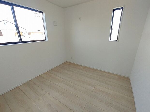 今からここを誰のお部屋にしようか、そんな洋室。