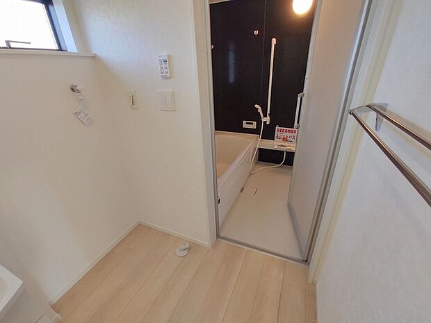 お風呂に入る前、心も体もふっと一息つける「静けさの入り口」。