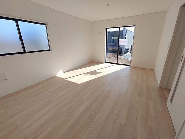 解放感あふれるリビングは、自然に光と風に恵まれます。