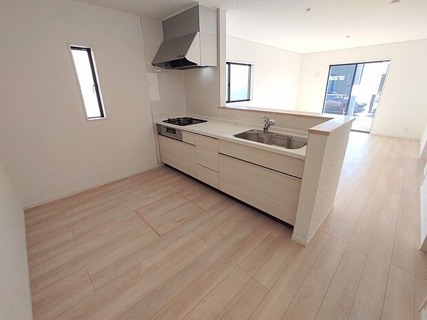 リビングで遊ぶお子様を見守りながらお料理ができる、対面キッチン。