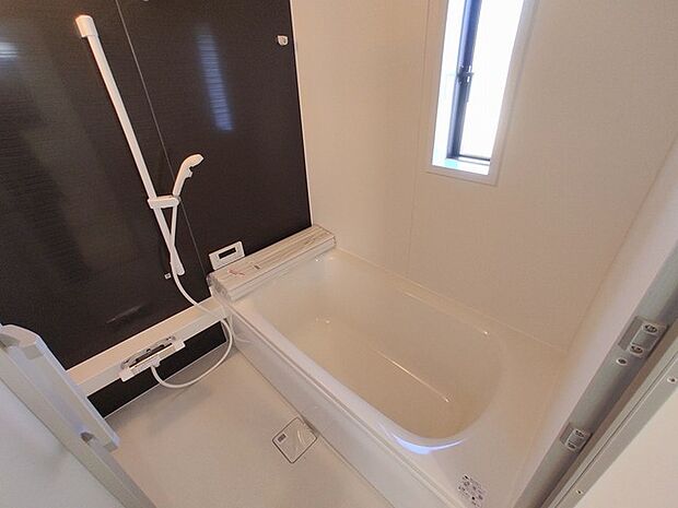 広々1坪タイプのゆったり浴室ユニット。防カビ・抗菌素材なのもうれしい。