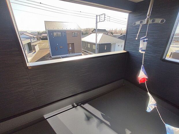 らくらくお洗濯を助ける広いバルコニー。