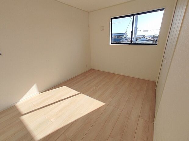 たっぷりの陽光と、心地よい風が舞い込みます。