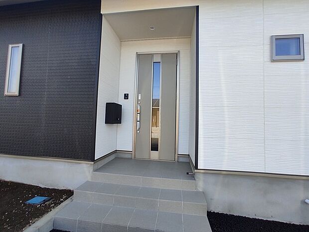 ポーチのついた新築分譲物件。玄関の印象はいかがでしょうか?入口からご覧ください。