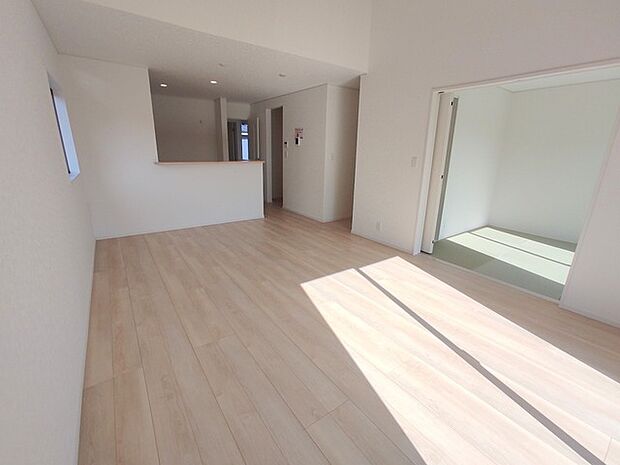 朝から日差しいっぱい、 早起きしたくなるLDK。