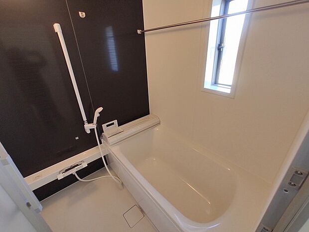 広々1坪タイプのゆったり浴室ユニット。浴室は湿気がたまりやすく、換気扇だけでは心配。窓をあければお風呂がカラっと乾きます。防カビ・抗菌素材なのもうれしい。