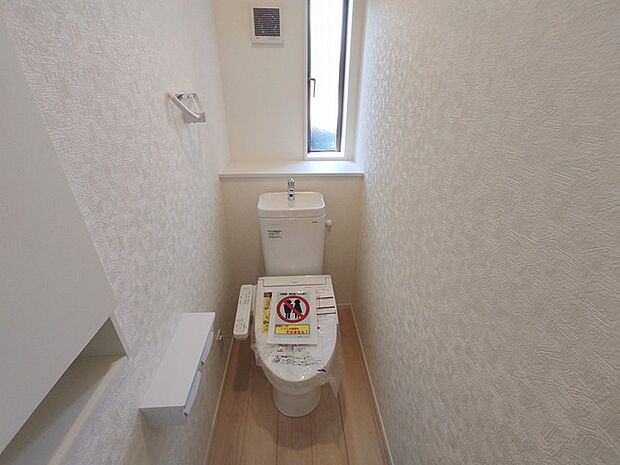 注目度の高いお手洗い。ちゃんとウォシュレット機能ついてます。