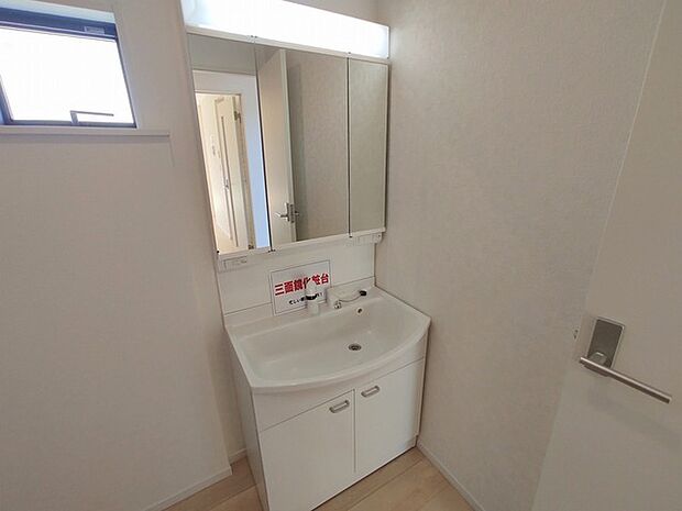 お出かけ前の身だしなみに一歩差がつく三面鏡。 