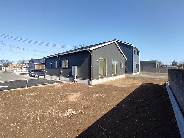 広々とした南庭は、太陽の下のリビングかもしれません。