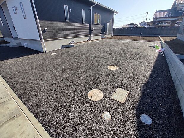 出し入れしやすい並列駐車場(2台可)が嬉しい住まい。