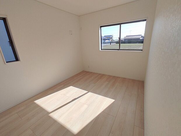 新築の木の匂いのする室内。写真では伝わらないので、ぜひ現地でお確かめください。